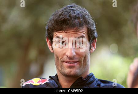 Abu Dhabi, EAU. 1er novembre 2012. Pilote de Formule Un Australien Mark Webber de Red Bull parle aux journalistes dans le paddock au Circuit de Yas Marina à Abu Dhabi, Émirats arabes unis, 01 novembre 2012. Le Grand Prix de Formule 1 d'Abu Dhabi aura lieu le 04 novembre 2012. Banque D'Images