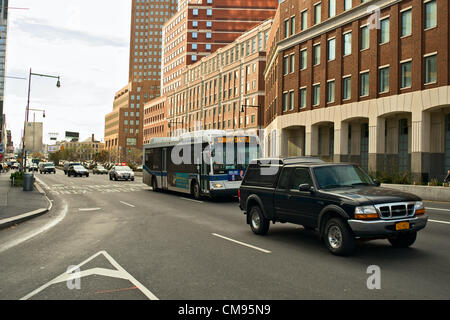 1 novembre 2012, Brooklyn, NY, US. Voiture de NYPD escorte un bus navette métro spécial comme il charge vers le pont de Manhattan à Brooklyn. Les New-yorkais font face à leur nouveau service de métro sans se rendre à l'East River en raison des inondations de l'Ouragan Sandy.. Des navettes spéciales transporter des passagers de Brooklyn à Manhattan à travers le pont de Manhattan. Banque D'Images