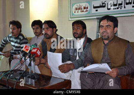 La Ligue musulmane-N, leader de l'Aile jeunesse Muhammad Asghar adresses aux personnes des médias au cours de conférence de presse à Quetta Press Club le Jeudi, Novembre 01, 2012. Banque D'Images