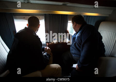 Le président américain Barack Obama et le gouverneur du New Jersey. Chris Christie examiner dommages de l'Ouragan Sandy sur la côte du New Jersey sur Marine One le 31 octobre 2012 à Atlantic City, New Jersey. Banque D'Images