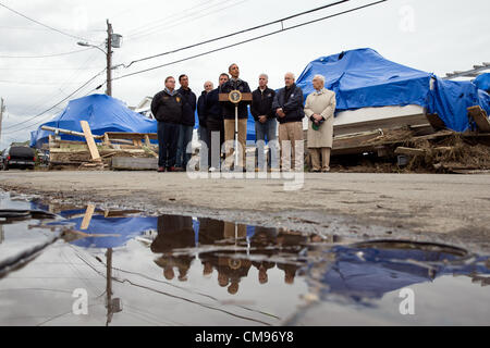Le président américain Barack Obama, centre, avec le New Jersey Gov. Chris Christie, l'administrateur de la FEMA Craig Fugate, et d'autres fonctionnaires fait une déclaration après avoir visité les zones endommagées par l'Ouragan Sandy le 31 octobre 2012 à Brigantine, NJ.