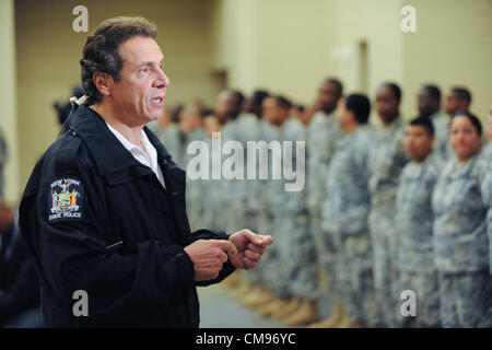 Gouverneur de New York Andrew Cuomo parle aux membres de la Garde nationale dans la préparation de la terre de l'Ouragan Sandy le 30 octobre 2012 à New York. Banque D'Images