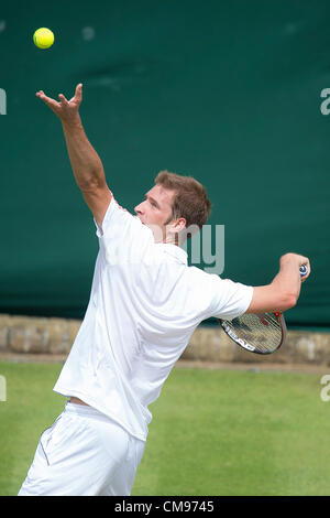 27.06.2012 Le All England Lawn Tennis et croquet Club. Londres, Angleterre. Florian Mayer de l'Allemagne en action contre Philipp Petzschner de l'Allemagne au cours de deuxième tour au tennis de Wimbledon à l'All England Lawn Tennis et croquet Club. London, England, UK Banque D'Images