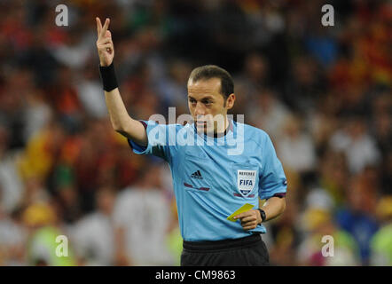 27 06 2012 L'Ukraine Donetsk. Les gestes de l'arbitre turc Cuneyt Cakir pendant l'UEFA EURO 2012 football match de demi-finale le Portugal contre l'Espagne à la Donbass Arena de Donetsk, Ukraine, 27 juin 2012. Banque D'Images