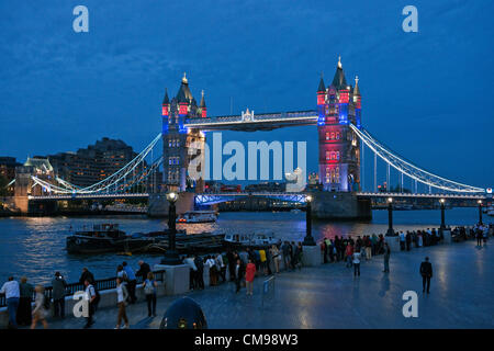 Londres, Royaume-Uni Mercredi27th juin 2012. Après le dévoilement des anneaux olympiques sur Tower Bridge plus tôt dans la journée, des foules ont eu droit à un spectaculaire aperçu de la lumière qui va jouer tous les soirs pendant les Jeux Olympiques. Londres accueille la 30e Jeux Olympiques d'été qui commencent le 27 juillet 2012. Banque D'Images