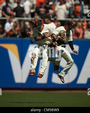 27 juin 2012 - San Francisco, Californie, USA - Giants voltigeurs (l-r) Melky Cabrera, Angel païenne, et Gregor Blanco célébrer après la 3ème dans la 9ème manche que les géants battre les Dodgers 3-0, balayant les Dodgers à AT&T Park à San Francisco le mercredi après-midi. (Crédit Image : Â© Jose Luis Villegas/Sacramento Bee/ZUMAPRESS.com) Banque D'Images