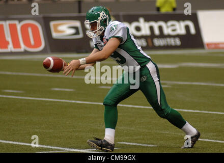 13 juin 2012 - Vancouver, C.-B., Roughridersí Canada-Saskatchewan CHRIS MILO passe contre les Lions de la Colombie-Britannique au cours d'une saison pré-match de football de la LCF à Vancouver, C.-B., le mercredi 13 juin 2012. Défait Les Lions 44-10 Roughriders. Banque D'Images