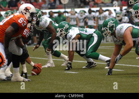 13 juin 2012 - Vancouver, BC, Canada-C.-B. Les Lions et les Roughriders de la Saskatchewan les joueurs se battre pour le ballon pendant un match de football de la LCF saison à Vancouver, C.-B., le mercredi 13 juin 2012. Défait Les Lions 44-10 Roughriders. Banque D'Images