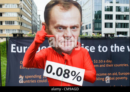 Jeudi 28 juin 2012 - Bruxelles, Belgique. Les manifestants portant des masques des dirigeants de l'Union européenne manifestent devant le Conseil de l'Union européenne siège quelques heures avant le sommet de l'Union européenne. L'Observatoire realeased un rapport qui confirme que l'UE est de loin le plus grand donateur au monde avec 53 milliards d'euros de l'aide au développement en 2011. Le rapport conclut également que les États membres ont besoin d'augmenter leurs budgets d'aide afin de répondre à la promesse de niveau de 0,7 % du RNB consacré à l'aide en 2015. Banque D'Images