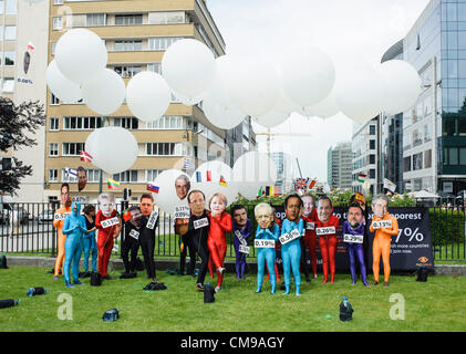 Jeudi 28 juin 2012 - Bruxelles, Belgique. Les manifestants portant des masques des dirigeants de l'Union européenne manifestent devant le Conseil de l'Union européenne siège quelques heures avant le sommet de l'Union européenne. L'Observatoire realeased un rapport qui confirme que l'UE est de loin le plus grand donateur au monde avec 53 milliards d'euros de l'aide au développement en 2011. Le rapport conclut également que les États membres ont besoin d'augmenter leurs budgets d'aide afin de répondre à la promesse de niveau de 0,7 % du RNB consacré à l'aide en 2015. Banque D'Images