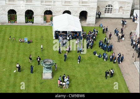 Les étudiants diplômés de l'Université de Cambridge le 28 juin 2012, à la Chambre du Sénat, Cambridge, UK. Des étudiants de différents collèges assisté à des cérémonies à l'université historique et avons apprécié l'accueil chaleureux de l'été avec vos amis et votre famille. Banque D'Images