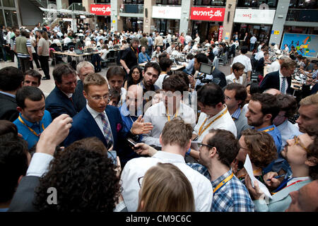 Sommet de l'Union européenne Bâtiment Justus Lipsius, Bruxelles. 28.06.2012 photo montre l'Europe finlandais Alexander Stubb ministre parler aux journalistes dans le hall principal des médias, Justus Lipsus Building, Bruxelles, Belgique. Banque D'Images