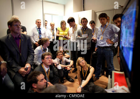 Le sommet de l'UE, Bâtiment Justus Lipsius, Bruxelles. 28.06.2012 Photo montre journalistes allemands pris au Sommet de l'Union européenne à regarder la demi-finale des Championnats d'Europe entre l'Allemagne et l'Italie. Banque D'Images