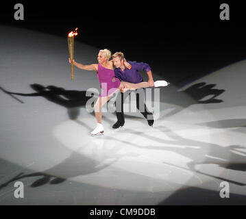 Nottingham, Royaume-Uni. 28 Juin, 2012. Jayne Torvill et Christopher Dean OBE OBE, champions de danse aux jeux olympiques de 1984, prendre la flamme olympique au Centre National des glaces Banque D'Images