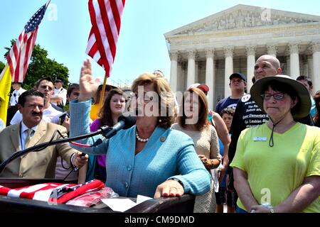 Le 28 juin. Washington, DC. Membre du Congrès des États-Unis Diane noir (R-Utah) parle de conservateurs à propos de la décision de soins de santé abordables, en face du bâtiment de la Cour suprême, alors que Mme Michelle Bachmann (droit de noir) (R-Minnesota) est à l'écoute. Les politiciens conservateurs et Tea Party rassemblés pour la décision sur la Loi sur les soins abordables. Les conservateurs avaient espéré que la loi serait annulée, mais c'est en grande partie maintenue. ©Ann peu Banque D'Images