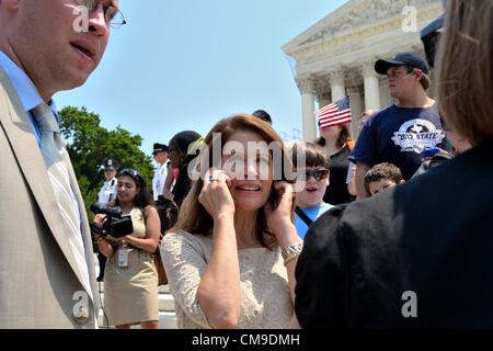 Juin 28, 2012, Washington, DC. Mme Michele Bachmann (R-Minnesota) prend les appels téléphoniques en face de l'Édifice de la Cour suprême après l'annonce de la Loi sur les soins de santé abordables, a été largement confirmée par la Cour suprême. Les membres du parti du thé avait espéré qu'il ne serait pas maintenue. Banque D'Images