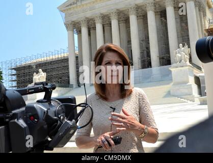 Juin 28, 2012, Washington, DC. Mme Michele Bachmann (R-Minnesota) donne des interviews sur son point de vue s'opposant à la décision de la Cour suprême sur la Loi sur les soins abordables à l'extérieur de la Cour suprême des États-Unis. Banque D'Images