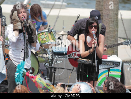 28 juin 2012 - Biloxi, MISSISSIPPI, USA - (de gauche à droite) Le chanteur Wayne Coyne des Flaming Lips et Sarah Barthel de Phantogram effectuer pour la foule d'un bord de l'Hard Rock Casino de Biloxi, Mississippi le jeudi 28 juin 2012. Les Flaming Lips sont performants dans le cadre de leur tentative de briser le record mondial Guinness pour le plus de concerts dans plusieurs villes dans une période de 24 heures. Le spectacle de Biloxi est numéro 6 dans les huit villes qu'elle opère dans de battre le record. (Crédit Image : © Dan Anderson/ZUMAPRESS.com) Banque D'Images