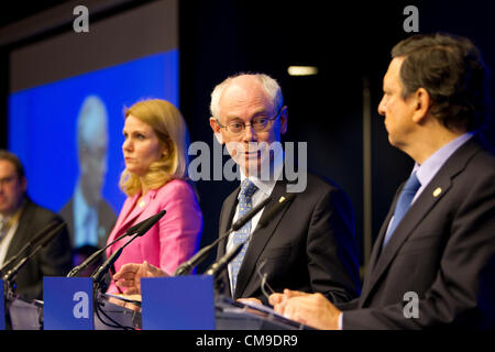 Le sommet de l'UE, Justus Lipsus Building, Bruxelles. 28.06.2012 Photo montre Helle Thorning-Schmidt, Herman Van Rompuy et José Manuel Barroso, dans le hall principal des médias à Bruxelles Parlement européen, lors du sommet de l'UE, Bâtiment Justus Lipsius, Bruxelles. Banque D'Images