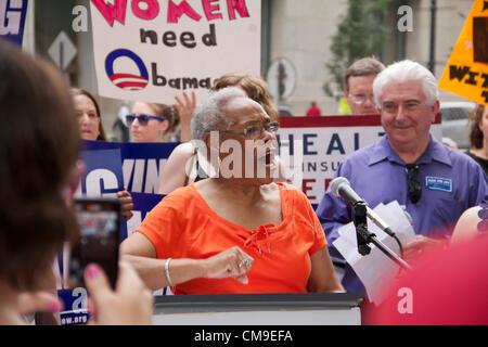 Chicago, Illinois, USA, 28, juin, 2012. Katie Jordan de l'Alliance pour les retraités américains s'adresse à la foule rassemblée à Daley Center Plaza pour célébrer la confirmation de la Loi sur les soins abordables par la Cour suprême des États-Unis. La Cour a confirmé la loi dans une décision partagée avec le Juge en chef conservateur John Roberts le parti de la Cour des comptes, quatre juges libéraux. Banque D'Images