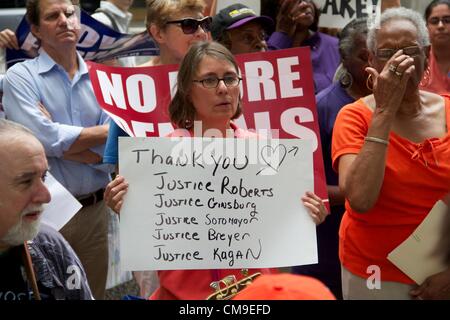 Chicago, Illinois, USA, 28, juin, 2012. Une femme est titulaire d'un signe remerciant les cinq juges de la Cour suprême des États-Unis qui ont voté pour faire respecter la Loi sur les soins de la Clio Classic .. La Cour a confirmé la loi dans une décision partagée avec le Juge en chef conservateur John Roberts le parti de la Cour des comptes, quatre juges libéraux. Banque D'Images