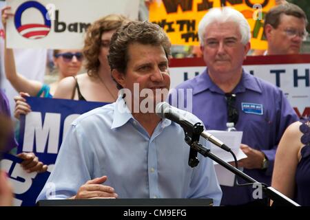 Chicago, Illinois, USA, 28, juin, 2012. David Borris, d'une petite entreprise, s'adresse à la foule rassemblée à Daley Center Plaza pour célébrer la confirmation de la Loi sur les soins abordables par la Cour suprême des États-Unis. La Cour a confirmé la loi dans une décision partagée avec le Juge en chef conservateur John Roberts le parti de la Cour des comptes, quatre juges libéraux. Banque D'Images