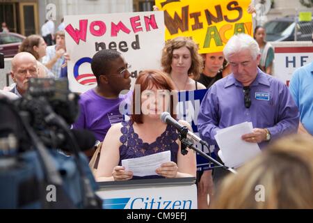 Chicago, Illinois, USA, 28, juin, 2012. L'accès de l'Ambre Smock vivant s'adresse à la foule rassemblée à Daley Center Plaza pour célébrer la confirmation de la Loi sur les soins abordables par la Cour suprême des États-Unis. La Cour a confirmé la loi dans une décision partagée avec le Juge en chef conservateur John Roberts le parti de la Cour des comptes, quatre juges libéraux. Banque D'Images