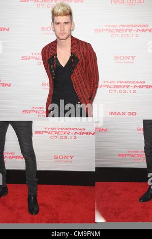 Colton Dixon, arrivés pour la premiere AMAZING SPIDER-MAN, Regency Village Westwood Theatre, Los Angeles, CA, 28 juin 2012. Photo par : Tony Gonzalez/Everett Collection Banque D'Images