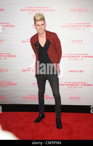 Colton Dixon, arrivés pour la premiere AMAZING SPIDER-MAN, Regency Village Westwood Theatre, Los Angeles, CA, 28 juin 2012. Photo par : Tony Gonzalez/Everett Collection Banque D'Images