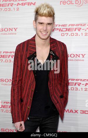 Colton Dixon, arrivés pour la premiere AMAZING SPIDER-MAN, Regency Village Westwood Theatre, Los Angeles, CA, 28 juin 2012. Photo par : Michael Germana/Everett Collection Banque D'Images