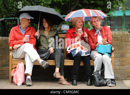 Les parasols en pluie RETARDS P le tournoi de Wimbledon 20 LE ALL ENGLAND TENNIS CLUB WIMBLEDON Londres Angleterre 29 juin 20 Banque D'Images
