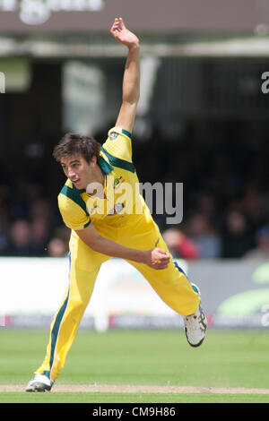 UK. 29/06/2012 Londres, Angleterre. Pat l'Australie Cummins, bowling au cours de la première journée d'un match de cricket international entre l'Angleterre et l'Australie fait partie de la série Nat West, joué à Lords Cricket Ground : crédit obligatoire : Mitchell Gunn Banque D'Images