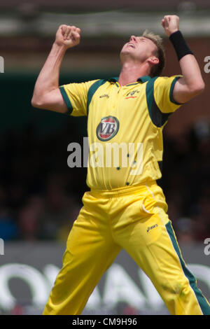 UK. 29/06/2012 Londres, Angleterre. L'Australie est Brett Lee, célèbre le guichet d'Angleterre Ian Bell, (pas dans la photo) lors de la première journée d'un match de cricket international entre l'Angleterre et l'Australie fait partie de la série Nat West, joué à Lords Cricket Ground : crédit obligatoire : Mitchell Gunn Banque D'Images