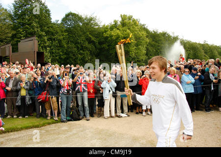 Le Derbyshire, Royaume-Uni. Le vendredi 29 juin 2012. Porteur de Flambeau olympique, Ben Hope, en passant par les motifs de Chatsworth House sur les Jeux Olympiques ; Londres2012 relais de la flamme. Chatsworth est le siège du duc de Devonshire et a été le foyer de la famille Cavendish depuis 1549. Banque D'Images