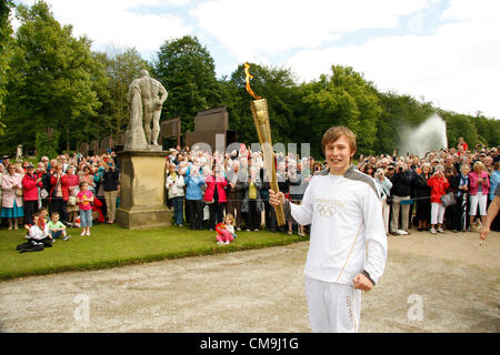 Le Derbyshire, Royaume-Uni. Le vendredi 29 juin 2012. Porteur de Flambeau olympique, Ben Hope, en passant par les motifs de Chatsworth House, Derbyshire sur le relais de la flamme olympique de Londres 2012. Chatsworth est le siège du duc de Devonshire et a été le foyer de la famille Cavendish depuis 1549. Banque D'Images