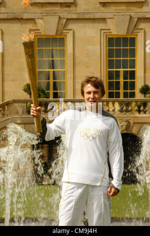 Le Derbyshire, Royaume-Uni. Le vendredi 29 juin 2012. Porteur de Flambeau olympique, Ben Hope, sur la pelouse Sud contre la toile de fond de la façade sud, Chatsworth House stately home Banque D'Images