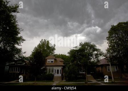 Oak Park, Illinois, USA, 29 juin 2012. Un violent orage s'approche de la banlieue ouest proche de Chicago. Température près de 100 °F/38 °C et une humidité élevée sont actuellement dans la région. Banque D'Images