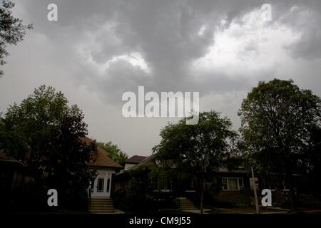 Oak Park, Illinois, USA, 29 juin 2012. Un violent orage s'approche de la banlieue ouest proche de Chicago. Température près de 100 °F/38 °C et une humidité élevée sont actuellement dans la région. Banque D'Images