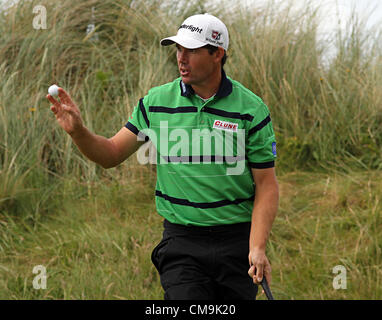 29.06.2012. Le comté d'Antrim, en Irlande du Nord. L'Irlande Padraig Harrington grâce la foule après un putt troués au cours du deuxième tour de l'Open d'Irlande au Royal Portrush Golf Club dans le comté d'Antrim, en Irlande du Nord Banque D'Images