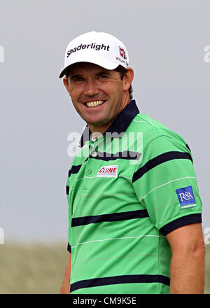 29.06.2012. Le comté d'Antrim, en Irlande du Nord. L'Irlande Padraig Harrington sourire après manquant de peu un putt au cours du deuxième tour de l'Open d'Irlande au Royal Portrush Golf Club dans le comté d'Antrim, en Irlande du Nord Banque D'Images