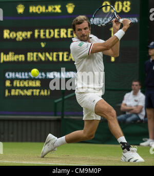 29.06.2012. Le Wimbledon Tennis Championships 2012 tenue à l'All England Lawn Tennis et croquet Club, Londres, Angleterre, Royaume-Uni. Roger Federer (SUI) [3] v Julien Benneteau (FRA). Julien en action. Banque D'Images