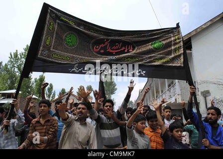 Les musulmans chiites crier des slogans au cours d'une manifestation contre la profanation du Coran, livre saint de l'Islam, et un pavillon de sacré à la communauté chiite dans Lawaypora Gund-Hasi Bhat, quelque 14 km au nord-ouest, de Srinagar, la capitale d'été du Cachemire indien, 29 juin 2012. Des centaines de Musulmans chiites y compris les femmes et les enfants ont pris pour les routes après ils ont trouvé les pages de livre saint et sacré d'un drapeau incendié au lieu de religieux appelé la communauté chiite Imam Bara. Photo/Altaf Zargar/Zuma Press Banque D'Images