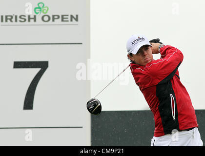 30.06.2012. Le comté d'Antrim, en Irlande du Nord. L'Irlande du Nord, Rory McIlroy tees au large de la 7e orifice pendant la troisième série de l'Irish Open Golf Tournament sur l'European Tour au Club de golf Royal Portrush, Portstewart, comté d'Antrim, en Irlande du Nord Banque D'Images