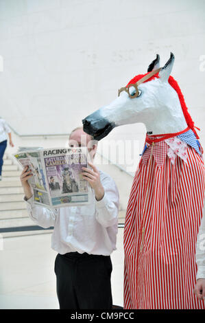 British Museum, Londres, Royaume-Uni. 30 juin 2012. Morris Dancers effectuer à l'intérieur de la Cour dans le cadre de la journée, une puissance jour célébrant toutes choses des chevaux. Banque D'Images