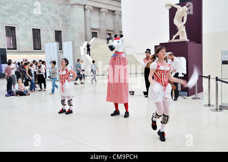 British Museum, Londres, Royaume-Uni. 30 juin 2012. Morris Dancers effectuer à l'intérieur de la Cour dans le cadre de la journée, une puissance jour célébrant toutes choses des chevaux. Banque D'Images