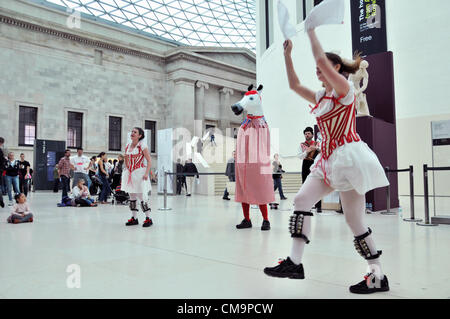 British Museum, Londres, Royaume-Uni. 30 juin 2012. Morris Dancers effectuer à l'intérieur de la Cour dans le cadre de la journée, une puissance jour célébrant toutes choses des chevaux. Banque D'Images