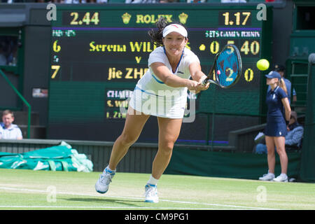 30.06.2012 Le All England Lawn Tennis et croquet Club. Londres, Angleterre. Jie Zheng de Chine en action contre Serena Williams des États-Unis au cours de troisième cycle à Tennis de Wimbledon à l'All England Lawn Tennis et croquet Club. London, England, UK Banque D'Images