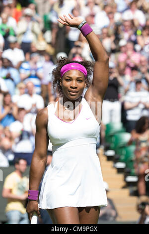 30.06.2012 Le All England Lawn Tennis et croquet Club. Londres, Angleterre. Serena Williams, de United States réagit après avoir remporté son match contre Jie Zheng de la Chine au cours de troisième cycle à Tennis de Wimbledon à l'All England Lawn Tennis et croquet Club. London, England, UK Banque D'Images