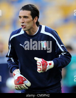 30.06.2012. Kieev, Ukraine. Gardien de l'Italie Gianluigi Buffon gestes au cours d'un entraînement de l'équipe nationale de football italienne au NSC Olimpiyskiy Stade Olympique de Kiev, Kiev, Ukraine, le 30 juin 2012. Banque D'Images