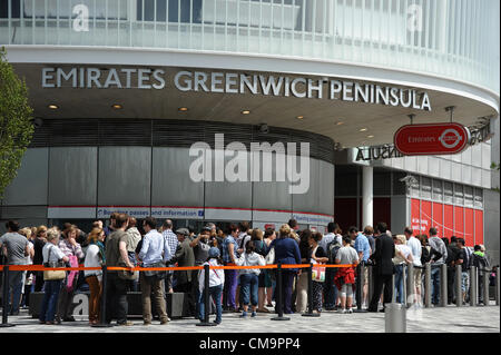 File d'attente de passagers de voyager à travers la Tamise entre le 02 Arena de Greenwich et le parc des expositions Excel à la Royal Docks de l'Est de Londres en Grande-Bretagne de neuf Thames Cable Cars. 30 juin 2012. Banque D'Images